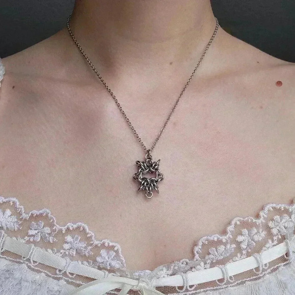 Gothic silver chainmaille circle pendant necklace with a small silver chain - Picture 3 of 8